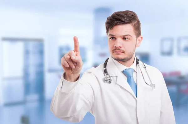Доктор трогает пустой виртуальный экран — стоковое фото