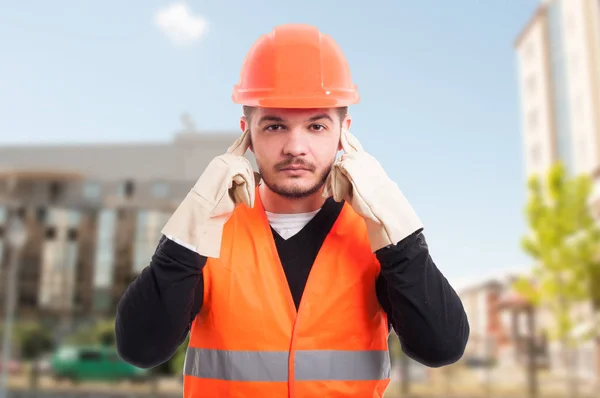 Constructor masculino haciendo no escuchar ningún gesto maligno — Foto de Stock