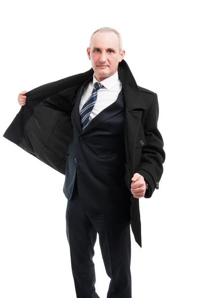 Średnim wieku elegancki mężczyzna pozowanie sobie płaszcz — Zdjęcie stockowe