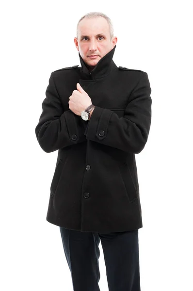 Medelåldern eleganta mannen poserar bär överrock — Stockfoto