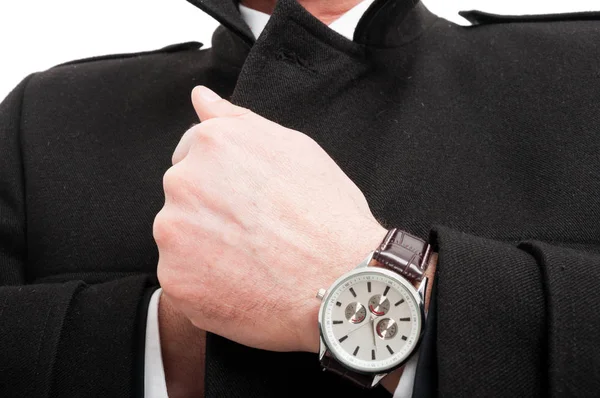 Nahaufnahme eines eleganten Mannes, der mit einer Armbanduhr posiert — Stockfoto
