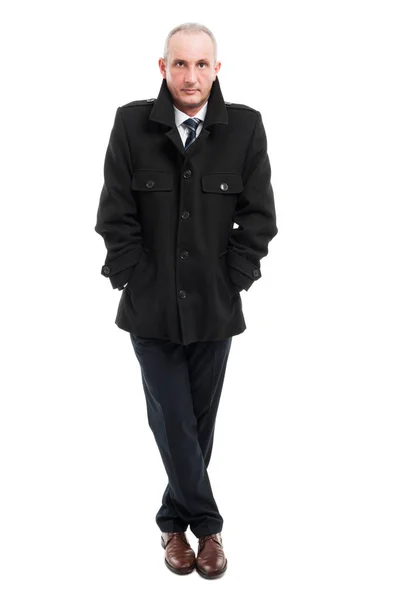 Ganzkörper von Geschäftsmann mittleren Alters posiert mit Mantel — Stockfoto