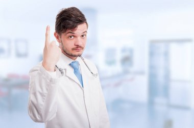 Bir parmak kadar yükselen genç erkek doktor