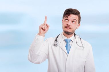 Kopya alanı işaret başarılı erkek doktor