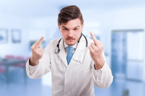 Médico enojado levantando ambos dedos medios —  Fotos de Stock