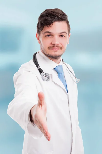 Homme médecin donnant la main pour poignée de main — Photo
