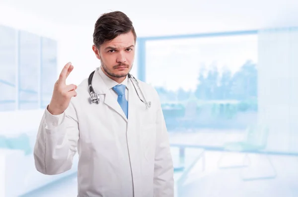 Médico serio o médico con los dedos cruzados —  Fotos de Stock