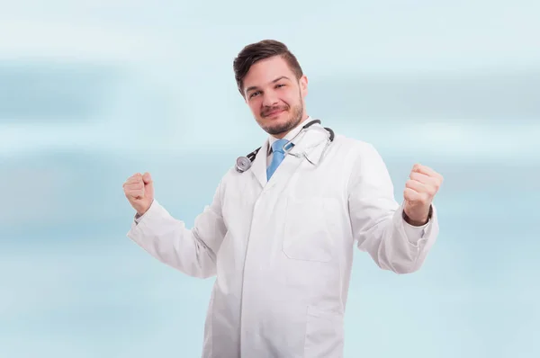 Vencedor jovem médico celebrando sua vitória — Fotografia de Stock