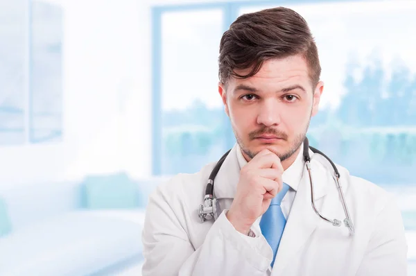 Retrato de bonito médico pensativo em casaco branco — Fotografia de Stock