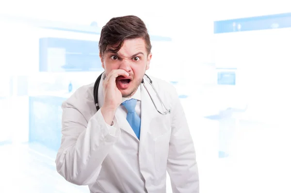 Hayal kırıklığına uğramış doktor ile ağız açık bağırıyor — Stok fotoğraf