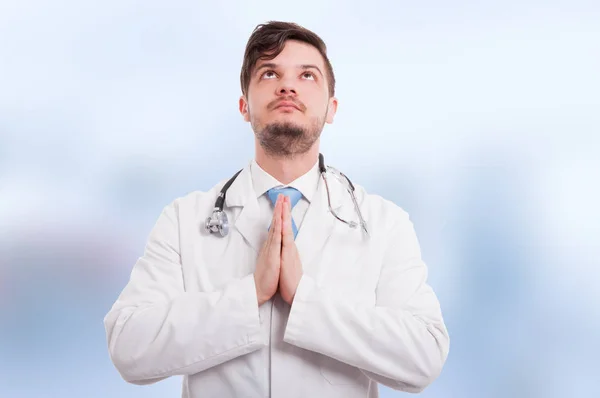 Doktor v lékařských jednotné modlí — Stock fotografie