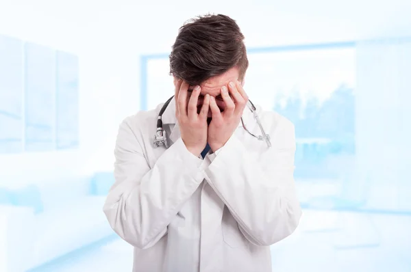 Médico estresado en bata blanca —  Fotos de Stock