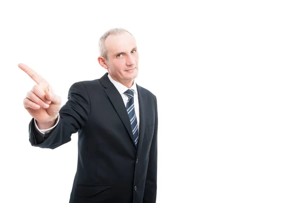 Элегантный мужчина средних лет показывает указательный палец — стоковое фото
