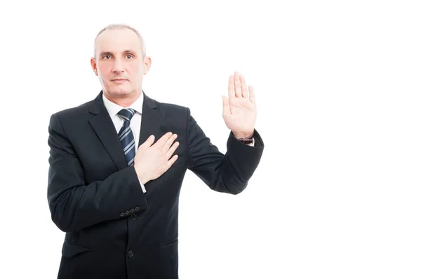 Retrato de homem elegante e envelhecido fazendo um gesto de juramento — Fotografia de Stock