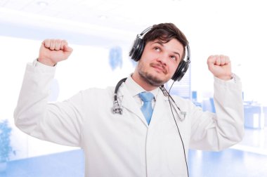Office kulaklık ile erkek doktor 
