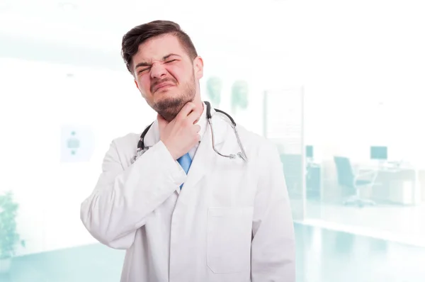 Mężczyzna Medyka z bólem gardła — Zdjęcie stockowe