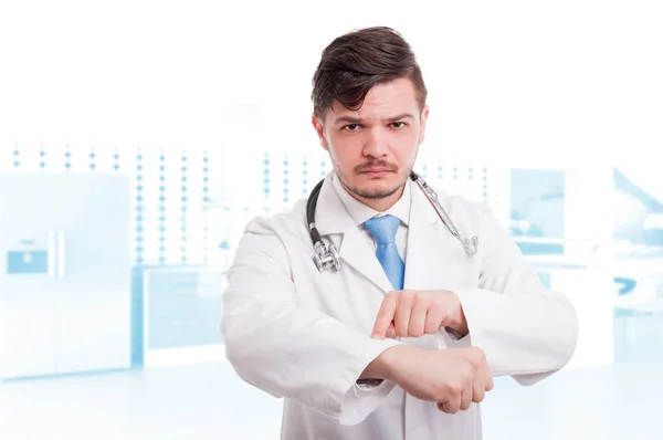 Σοβαρές αρσενικό ο γιατρός δείχνει το ρολόι του καρπού — Φωτογραφία Αρχείου