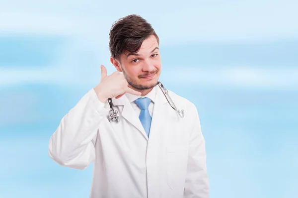 Portret van charmante arts gebaren van een oproep — Stockfoto