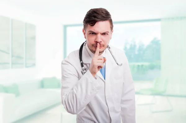 Komoly férfi orvos azt jelzik, hogy csendben — Stock Fotó