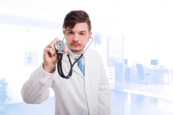 Erkek Kardiyoloji hasta kalbi steteskop ile dinleme — Stok fotoğraf