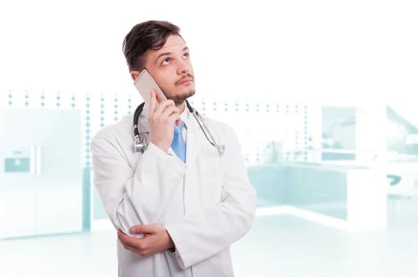 Cep telefonu üzerinde konuşurken profesyonel doktor — Stok fotoğraf