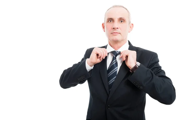 Retrato de homem elegante envelhecido organizando sua camisa — Fotografia de Stock