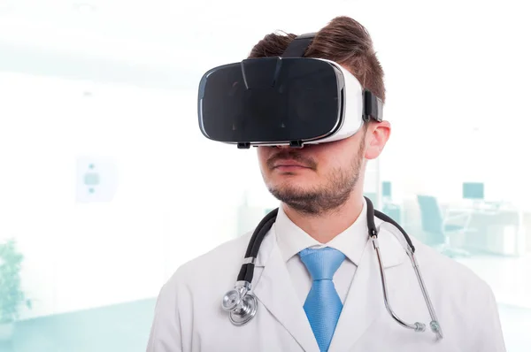 Portrait of doctor with virtual reality glasses — Stock Photo, Image