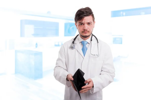 Портрет розмовленого лікаря-чоловіка, який тримає порожній гаманець — стокове фото