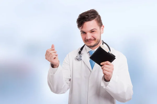 Веселый медик, получающий зарплату — стоковое фото