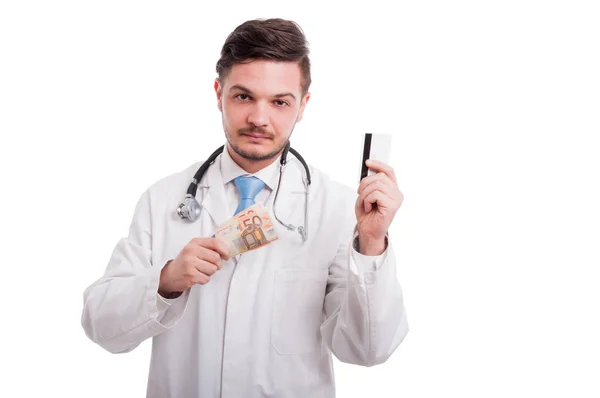 Retrato de médico con tarjeta de débito y dinero — Foto de Stock