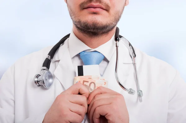Zbliżenie: lekarz medycyny z pieniędzy w ręce — Zdjęcie stockowe