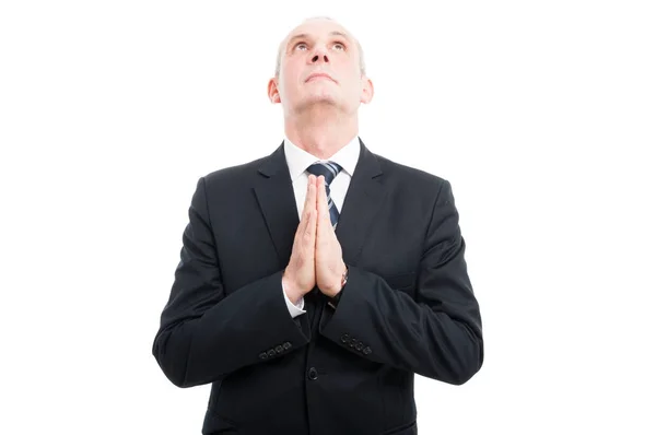 Porträt eines gealterten eleganten Mannes, der Gebetsgeste macht — Stockfoto