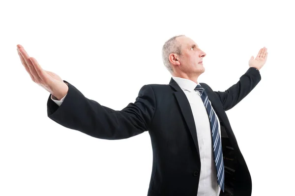 Vista lateral homem elegante sênior posando como um vencedor — Fotografia de Stock