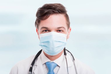 Yakışıklı erkek doktor maskesi portresi