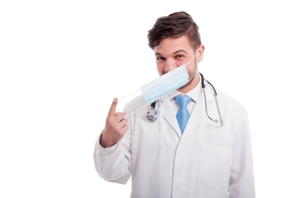 Médico divertido jugando con su máscara estéril —  Fotos de Stock