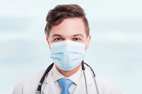 Портрет красивого врача-мужчину в маске — стоковое фото