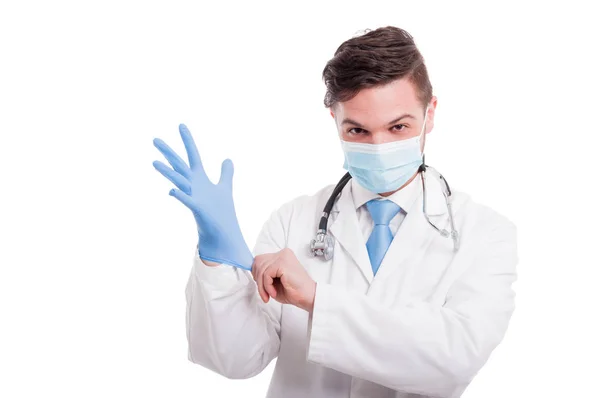 Junge Sanitäter ziehen medizinische Handschuhe an — Stockfoto