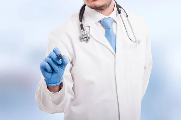 Manliga läkare skriva något med markör — Stockfoto