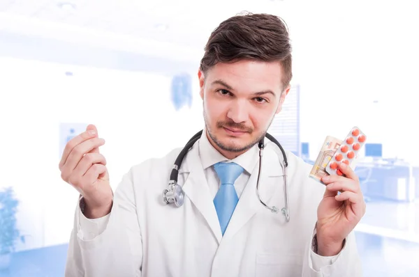 Doctor hand holding pills and money — Stock Photo, Image