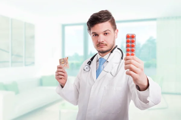 Doctor or medic pay money for medicine — Stock Photo, Image