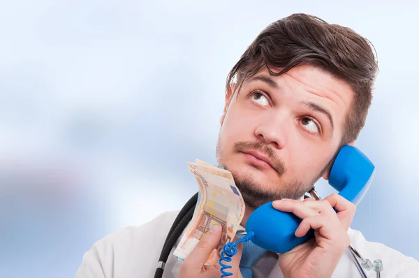 Retrato de un médico guapo hablando con alguien —  Fotos de Stock