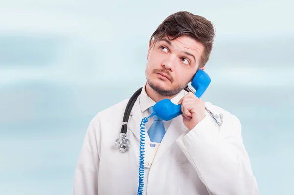 Médico do sexo masculino falando ao telefone — Fotografia de Stock