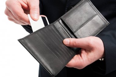 Adam kredi kartını m-cüzdana gösterilen Close-Up