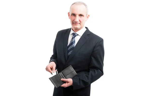 Портрет старшего, показывающий его кредитку в бумажнике — стоковое фото