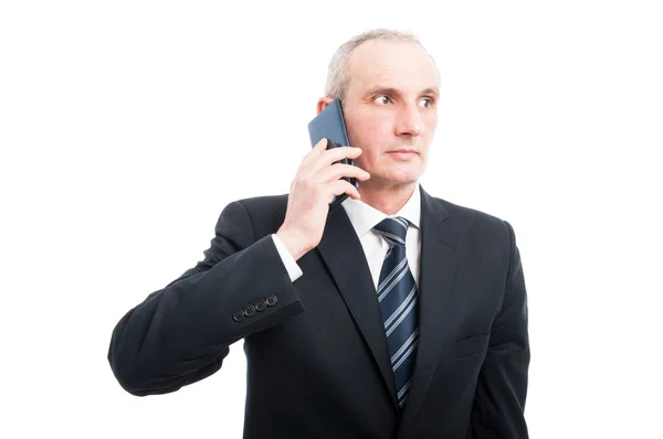Portrét starší elegantní muž mluvit na telefonu — Stock fotografie
