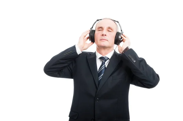 Portrét starší elegantní muž si užívat poslechu sluchátek s mikrofonem — Stock fotografie