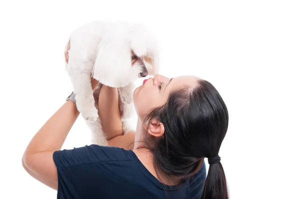 Jeune femme embrasser son chien — Photo