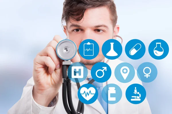Mężczyzna lekarz stetoskop i wirtualnego ekranu — Zdjęcie stockowe