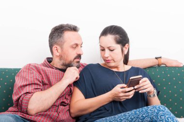 Şirin çift evde kanepede rahatlatıcı