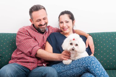 Mutlu genç çift ve onların evde beslenen hayvan 